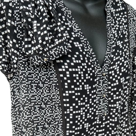 🌸4/$20🌸 Black and White Checkered Longsleeve V-Neck Blouse - Picture 5 of 11